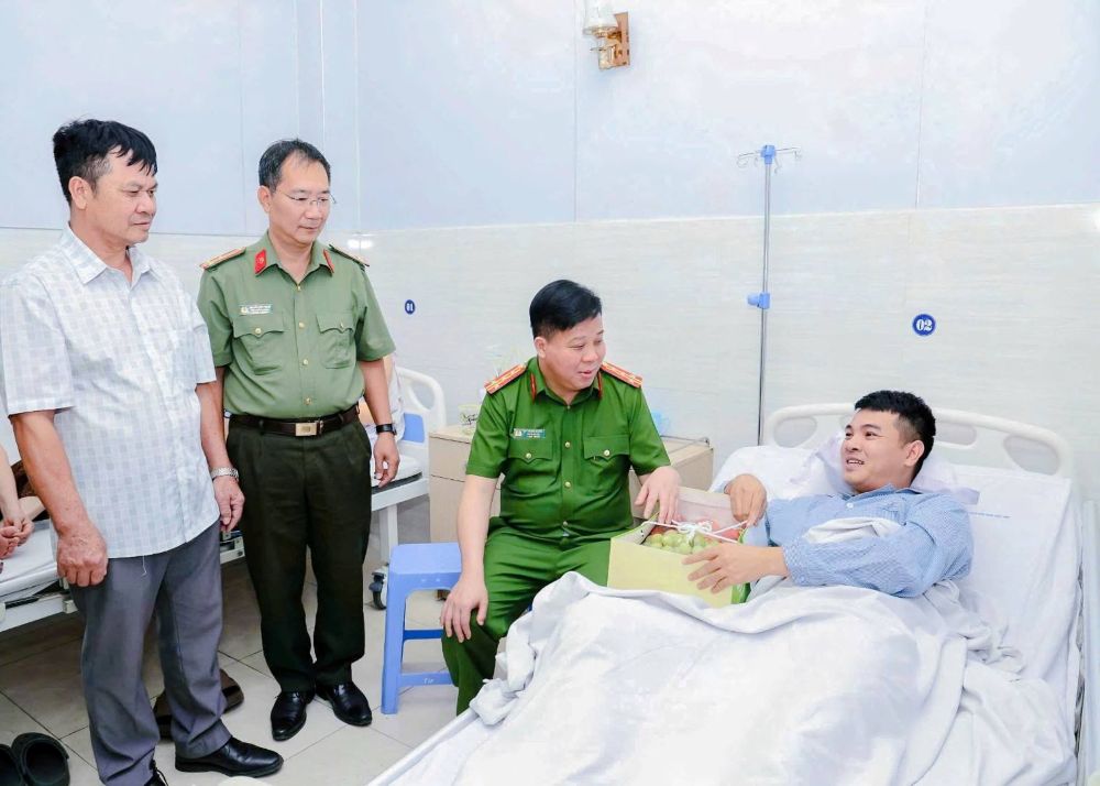 Đại tá Bùi Trung Thành, Phó Giám đốc Công an thành phố thăm hỏi cán bộ chiến sĩ Công an  các phường Lê Ích Mộc, Lê Chân bị thương khi đang làm nhiệm vụ